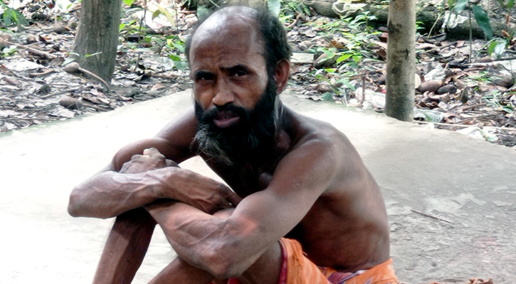 ৩ বছর ধরে লোহার শিকলে বন্দি ফারুকের জীবন